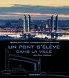 Un pont s'élève dans la ville